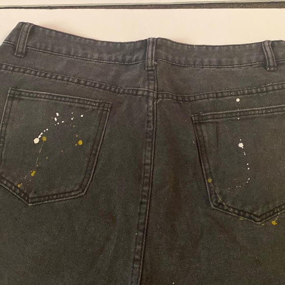 Black wash distressed cutoff jean shorts with a sprinkle of paint yellow&white - Picture 5 of 9